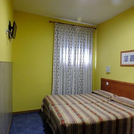 Hostal Los Claveles Torrejón de Ardoz Buitenkant foto