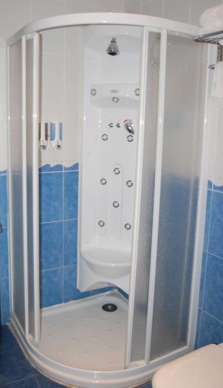 Hostal Los Claveles Torrejón de Ardoz Buitenkant foto