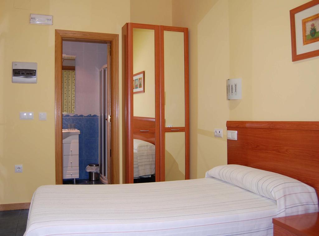 Hostal Los Claveles Torrejón de Ardoz Buitenkant foto
