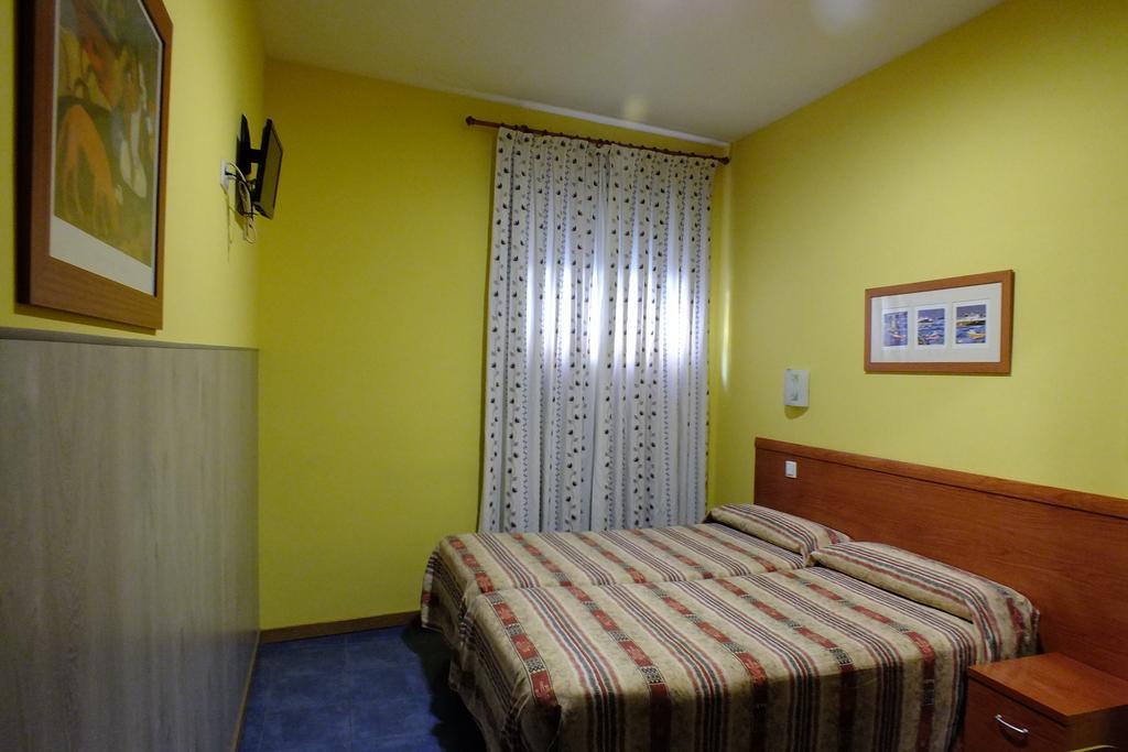 Hostal Los Claveles Torrejón de Ardoz Buitenkant foto