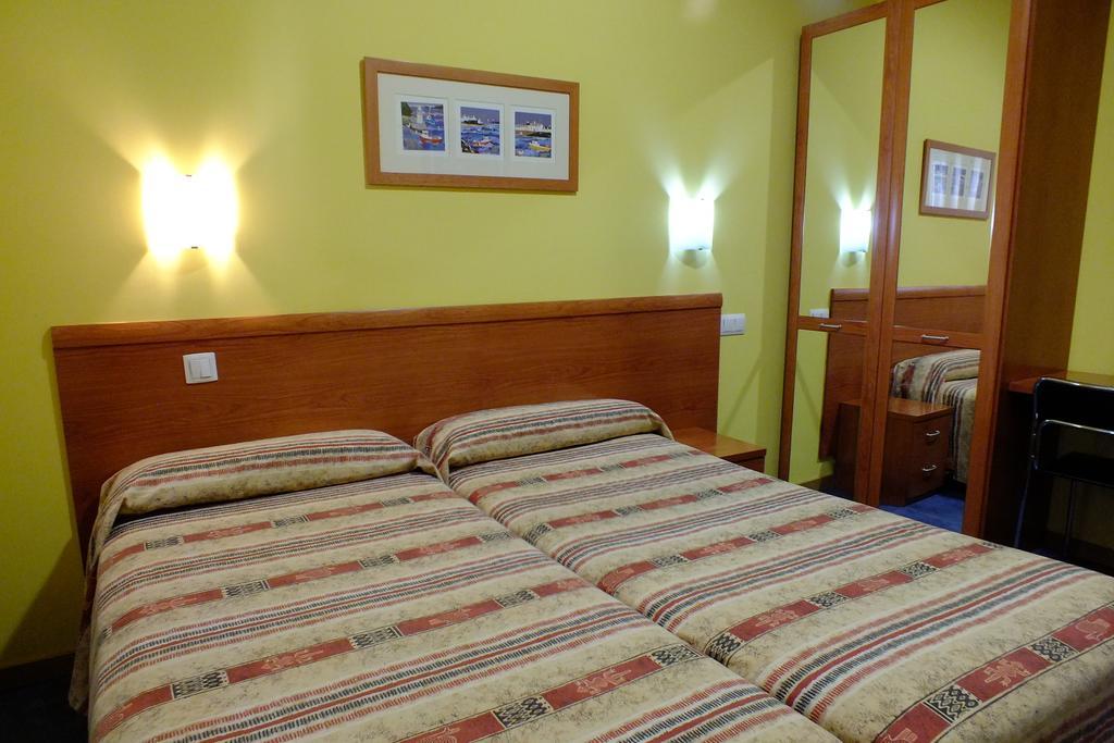 Hostal Los Claveles Torrejón de Ardoz Buitenkant foto