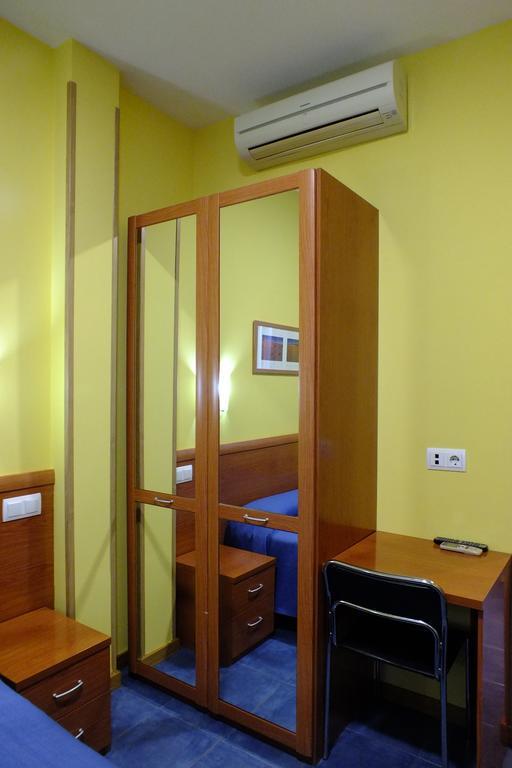 Hostal Los Claveles Torrejón de Ardoz Buitenkant foto