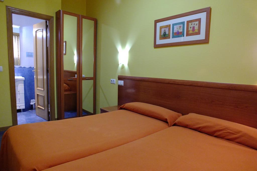 Hostal Los Claveles Torrejón de Ardoz Buitenkant foto